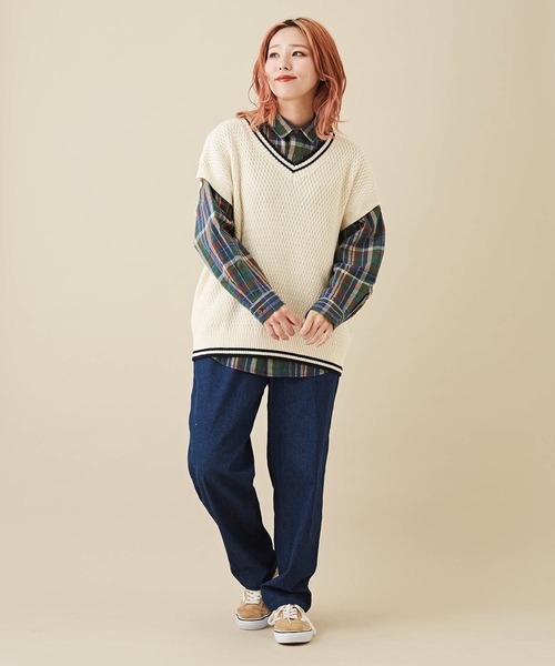 CUBE SUGAR（キューブシュガー）の「バルキーニットVネックライン入りベスト（ベスト・レディース・ナチュラル/ブラック/パープル系その他/イエロー系その他/ブラック系その他・M）」の6枚目の写真