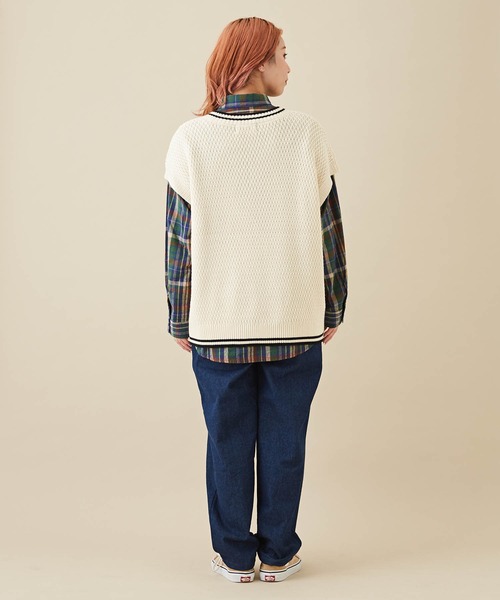 CUBE SUGAR（キューブシュガー）の「バルキーニットVネックライン入りベスト（ベスト・レディース・ナチュラル/ブラック/パープル系その他/イエロー系その他/ブラック系その他・M）」の8枚目の写真