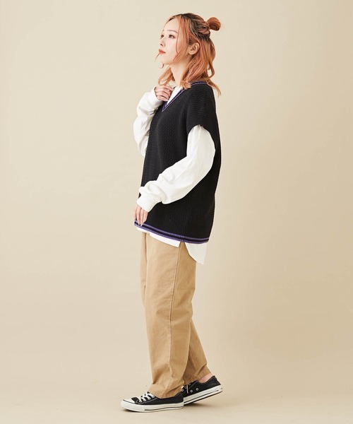 CUBE SUGAR（キューブシュガー）の「バルキーニットVネックライン入りベスト（ベスト・レディース・ナチュラル/ブラック/パープル系その他/イエロー系その他/ブラック系その他・M）」の10枚目の写真