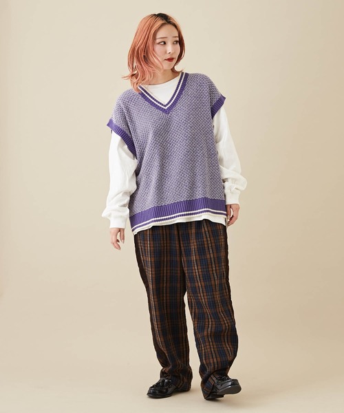 CUBE SUGAR（キューブシュガー）の「バルキーニットVネックライン入りベスト（ベスト・レディース・ナチュラル/ブラック/パープル系その他/イエロー系その他/ブラック系その他・M）」の15枚目の写真