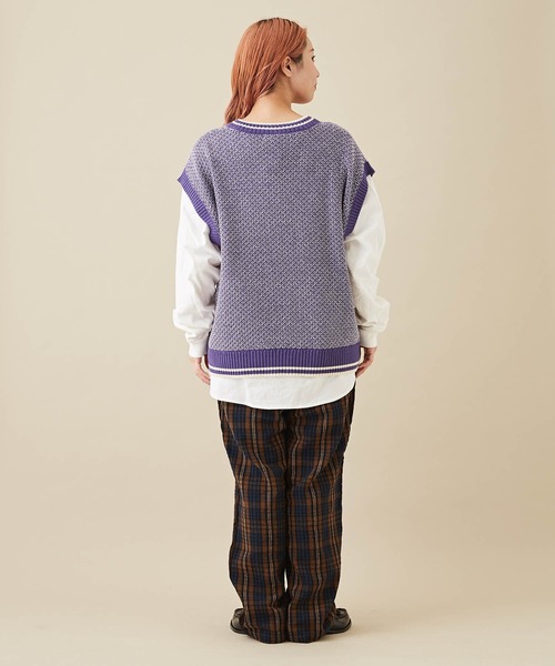 CUBE SUGAR（キューブシュガー）の「バルキーニットVネックライン入りベスト（ベスト・レディース・ナチュラル/ブラック/パープル系その他/イエロー系その他/ブラック系その他・M）」の17枚目の写真