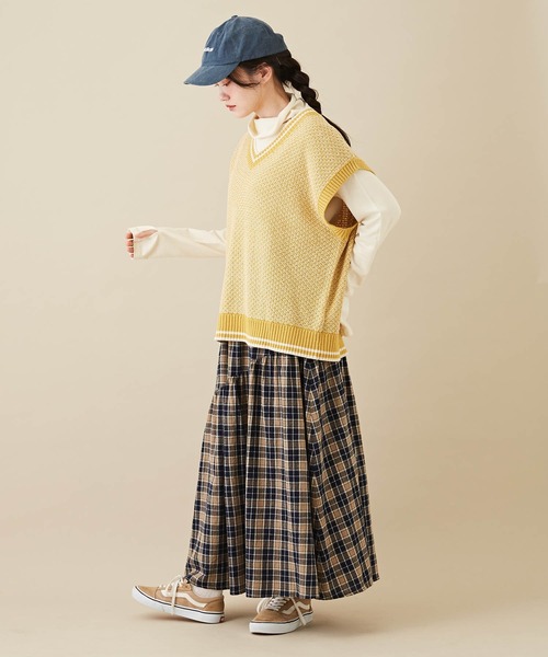 CUBE SUGAR（キューブシュガー）の「バルキーニットVネックライン入りベスト（ベスト・レディース・ナチュラル/ブラック/パープル系その他/イエロー系その他/ブラック系その他・M）」の19枚目の写真