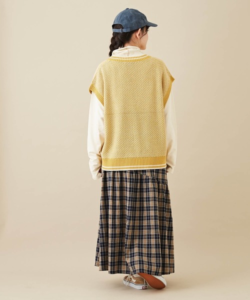 CUBE SUGAR（キューブシュガー）の「バルキーニットVネックライン入りベスト（ベスト・レディース・ナチュラル/ブラック/パープル系その他/イエロー系その他/ブラック系その他・M）」の20枚目の写真