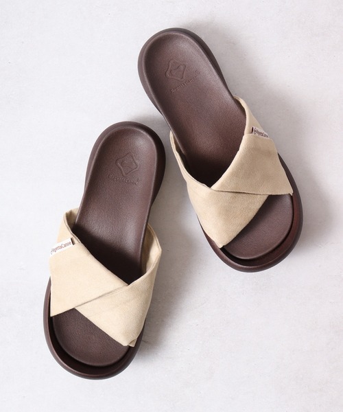 Regetta Canoe(リゲッタカヌー)の「スエード調ツイストスライドサンダル(サンダル・レディース・ベージュ/ブラック/ネイビー/マスタード/レッド・S/M/L/LL)」の3枚目の写真