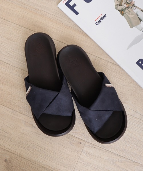 Regetta Canoe(リゲッタカヌー)の「スエード調ツイストスライドサンダル(サンダル・レディース・ベージュ/ブラック/ネイビー/マスタード/レッド・S/M/L/LL)」の1枚目の写真