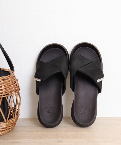 Regetta Canoe(リゲッタカヌー)の「スエード調ツイストスライドサンダル(サンダル・レディース・ベージュ/ブラック/ネイビー/マスタード/レッド・S/M/L/LL)」の2枚目の写真