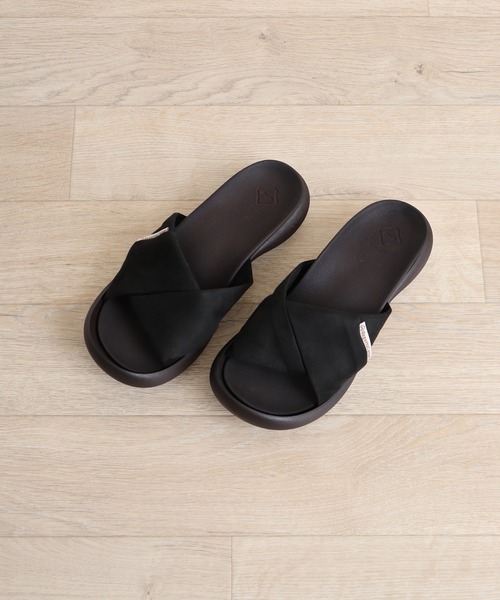 Regetta Canoe(リゲッタカヌー)の「スエード調ツイストスライドサンダル(サンダル・レディース・ベージュ/ブラック/ネイビー/マスタード/レッド・S/M/L/LL)」の6枚目の写真