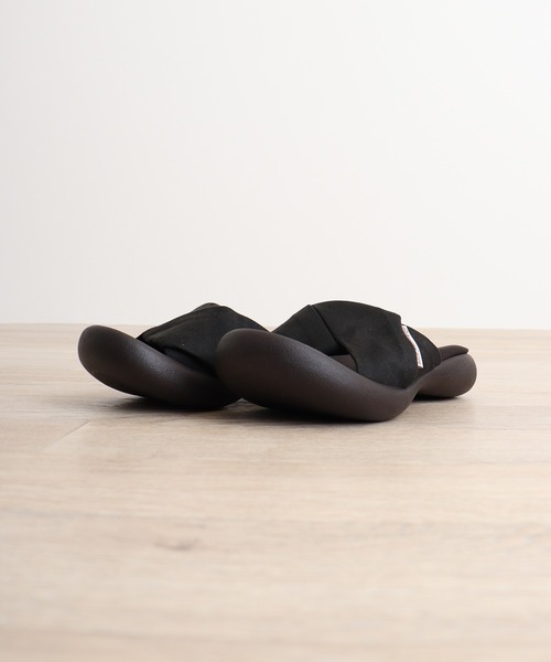 Regetta Canoe(リゲッタカヌー)の「スエード調ツイストスライドサンダル(サンダル・レディース・ベージュ/ブラック/ネイビー/マスタード/レッド・S/M/L/LL)」の7枚目の写真