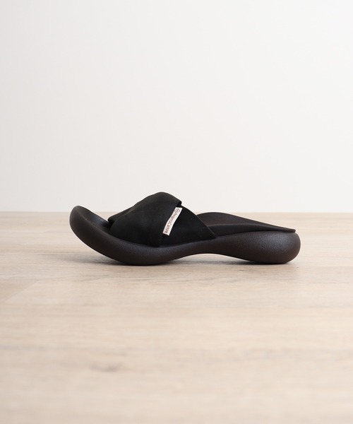 Regetta Canoe(リゲッタカヌー)の「スエード調ツイストスライドサンダル(サンダル・レディース・ベージュ/ブラック/ネイビー/マスタード/レッド・S/M/L/LL)」の8枚目の写真