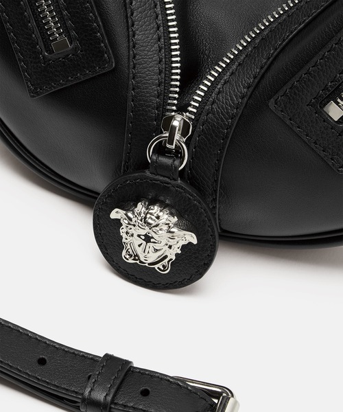 VERSACE(ヴェルサーチ)の「リピート スモール ホーボー バッグ(ショルダーバッグ・レディース・ブラック・ONE SIZE)」の2枚目の写真