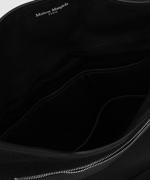 Maison Margiela（メゾンマルジェラ）の「SOFT 5AC FLAP BACKPACK（バックパック/リュック・メンズ・ブラック・FREE）」の6枚目の写真