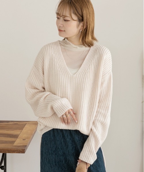 ad thie(アドティエ)の「畦編み Vネックニット(ニット/セーター・レディース・オフホワイト/ピンクベージュ/ブラウン/ブラック/ボルドー・FREE)」の7枚目の写真