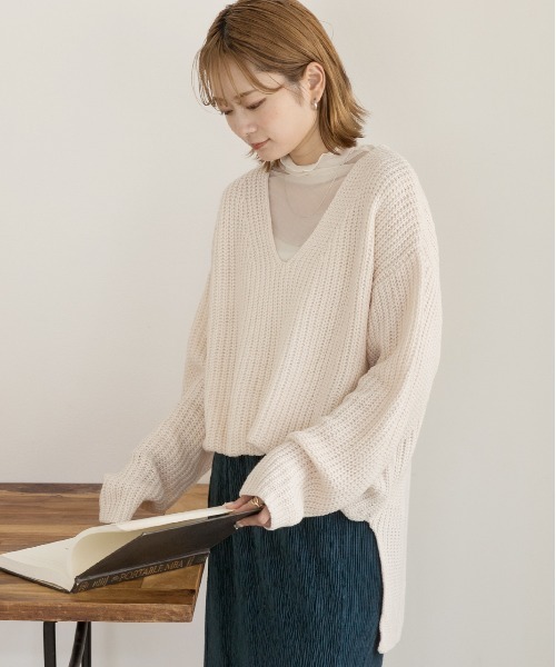 ad thie(アドティエ)の「畦編み Vネックニット(ニット/セーター・レディース・オフホワイト/ピンクベージュ/ブラウン/ブラック/ボルドー・FREE)」の8枚目の写真