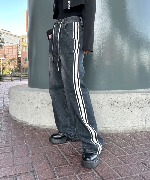 LVEU.(ラブユ.)の「【LVEU.】サイドラインデニムパンツ / ボトムス デニム パンツ ワイド ルーズ ヴィンテージ 色落ち ウォッシュ ライン サイドライン ブルー インディゴ(デニムパンツ・レディース・ブルー・FREE)」の1枚目の写真