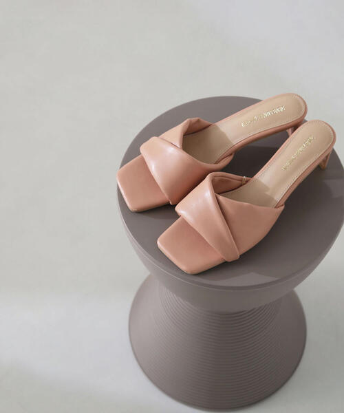 NATURAL BEAUTY BASIC（ナチュラルビューティーベーシック）の「◇【Oggi・美人百花6月号掲載】パテッドミュール（サンダル・レディース・ピンク/ブラック/オフホワイト・MEDIUM）」の7枚目の写真