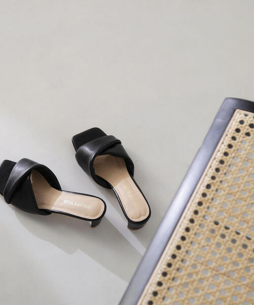 NATURAL BEAUTY BASIC（ナチュラルビューティーベーシック）の「◇【Oggi・美人百花6月号掲載】パテッドミュール（サンダル・レディース・ピンク/ブラック/オフホワイト・MEDIUM）」の3枚目の写真