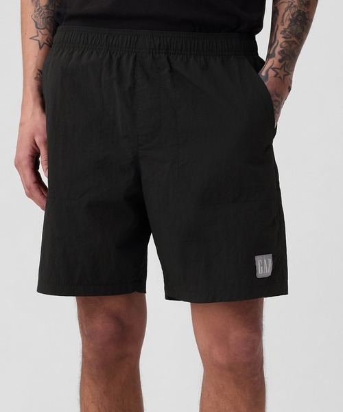 GAP（ギャップ）の「7インチ GAPロゴ イージーショートパンツ(ユニセックス)（その他パンツ・メンズ・ブラウン/パープル/ブラック/ブルー/グリーン/ブラウン系その他・XS/S/M/L/XL）」の2枚目の写真