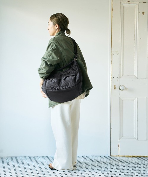 FRAMeWORK（フレームワーク）の「≪WEB限定追加≫haru×BETTER THAN GOOD×FRAMeWORK 2WAY NYLON SHOULDER BAG3（ショルダーバッグ・レディース・ブラック・FREE）」の4枚目の写真