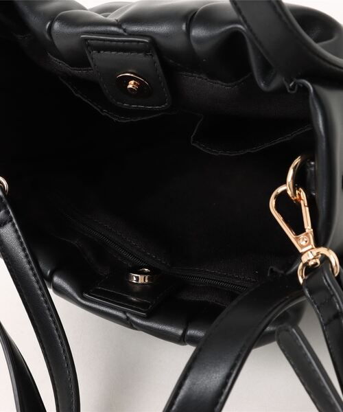 Jines（ジネス）の「キルティングスリムバッグ（ハンドバッグ・レディース・ブラック・FREE）」の3枚目の写真