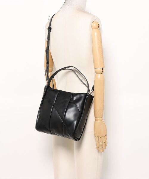 Jines（ジネス）の「キルティングスリムバッグ（ハンドバッグ・レディース・ブラック・FREE）」の2枚目の写真