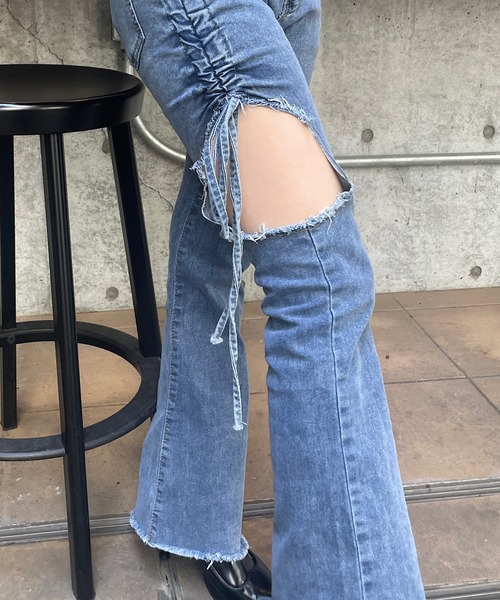 ROGER AND RAW（ロジャーアンドロウ）の「サイドカットリボンデニムパンツ（デニムパンツ・レディース・ブルー・SMALL/MEDIUM）」の8枚目の写真