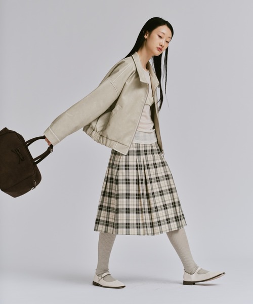 FEKETE（フェケテ）の「VINTAGE CROPPED DOUBLE ZIP-UP BLOUSON / クロップドダブルジップアップブルゾン（ブルゾン・レディース・アイボリー/ブラック/ブラウン・SMALL/MEDIUM/LARGE）」の6枚目の写真