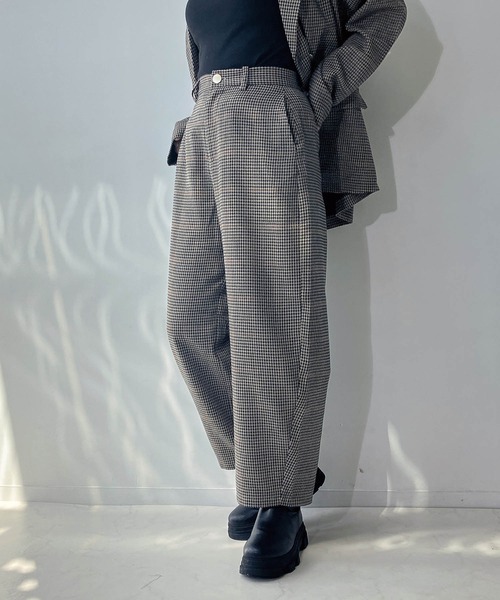 AS KNOW AS plus（アズノゥアズプラス）の「◇スラックスカーブパンツ　セットアップ可能（スラックス・レディース・ブラック/チャコールグレー/ブラウン系/グレー系・FREE）」の4枚目の写真