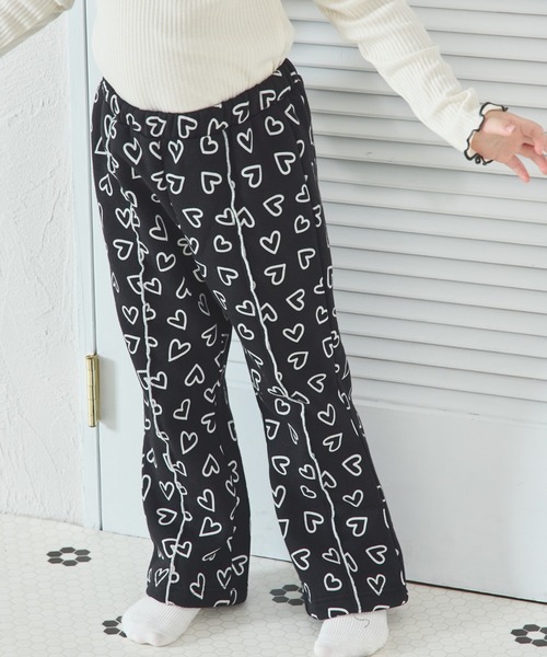 pairmanon(ペアマノン)の「裏起毛 メローライン フレアパンツ(スウェットパンツ・キッズ・ブラック/ブラック系その他/ライトイエロー/ピンク/ホワイト系その他/グリーン系その他/ベージュ・120/130/110/90/100/150/140)」の1枚目の写真