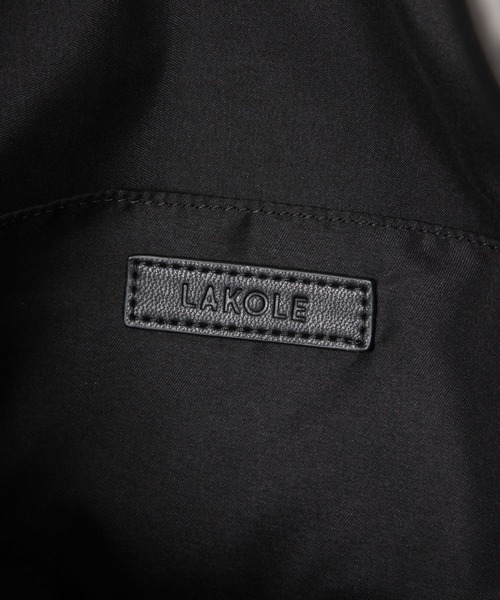 LAKOLE（ラコレ）の「フェイクレザーラージZIPショルダーバッグ / 252668（ショルダーバッグ・メンズ・ブラック/チャコールグレー・FREE）」の6枚目の写真