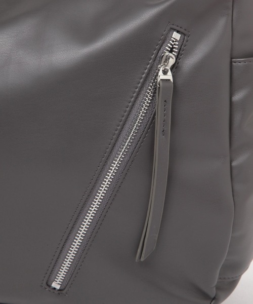 LAKOLE（ラコレ）の「フェイクレザーラージZIPショルダーバッグ / 252668（ショルダーバッグ・メンズ・ブラック/チャコールグレー・FREE）」の3枚目の写真