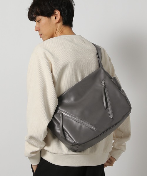 LAKOLE（ラコレ）の「フェイクレザーラージZIPショルダーバッグ / 252668（ショルダーバッグ・メンズ・ブラック/チャコールグレー・FREE）」の19枚目の写真