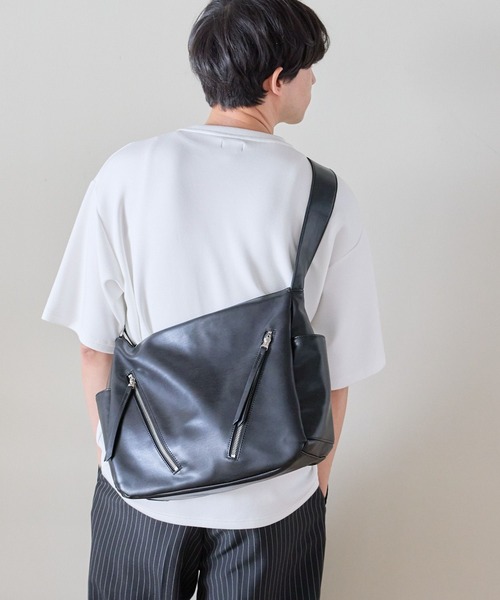 LAKOLE（ラコレ）の「フェイクレザーラージZIPショルダーバッグ