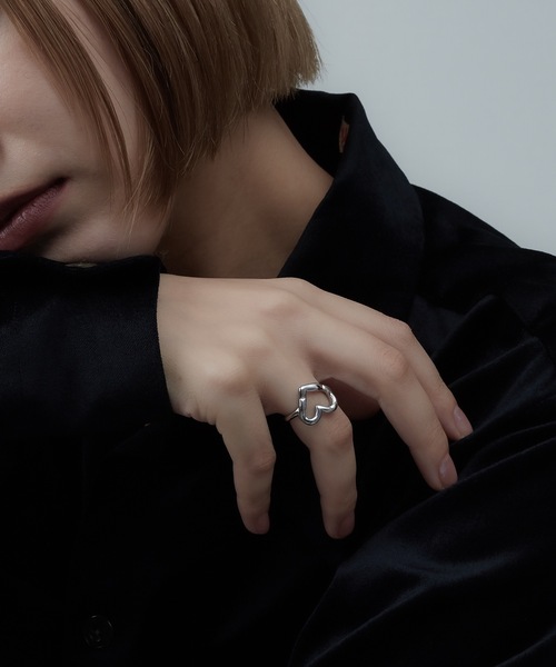 AKEL(アケル)の「【AKEL】アケル/ 歪みハートリング /金属アレルギー対応リング(サージカルステンレス)(リング・レディース・ゴールド/シルバー・#11/#13/#15)」の1枚目の写真