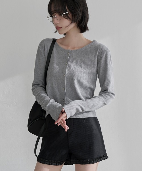 UNE MANSION(ユヌマンション)の「【UNE ORIGINAL】ショルダーパフシルバーボタンワッフル袖ウォーマーカーディガン(カーディガン/ボレロ・レディース・ブラック/アイボリー/グレー/レッド・MEDIUM/SMALL)」の3枚目の写真