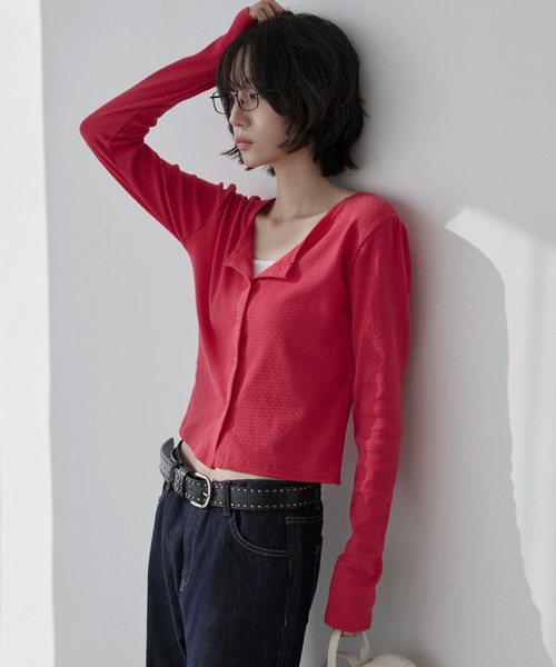 UNE MANSION(ユヌマンション)の「【UNE ORIGINAL】ショルダーパフシルバーボタンワッフル袖ウォーマーカーディガン(カーディガン/ボレロ・レディース・ブラック/アイボリー/グレー/レッド・MEDIUM/SMALL)」の4枚目の写真