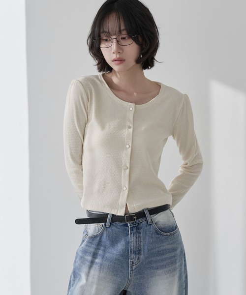 UNE MANSION(ユヌマンション)の「【UNE ORIGINAL】ショルダーパフシルバーボタンワッフル袖ウォーマーカーディガン(カーディガン/ボレロ・レディース・ブラック/アイボリー/グレー/レッド・MEDIUM/SMALL)」の2枚目の写真