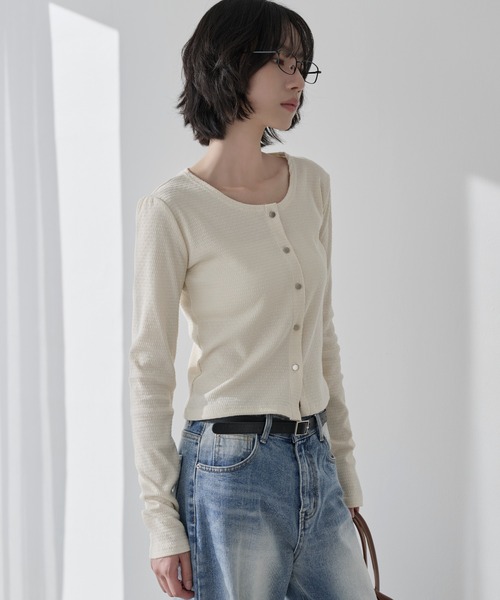 UNE MANSION(ユヌマンション)の「【UNE ORIGINAL】ショルダーパフシルバーボタンワッフル袖ウォーマーカーディガン(カーディガン/ボレロ・レディース・ブラック/アイボリー/グレー/レッド・MEDIUM/SMALL)」の5枚目の写真