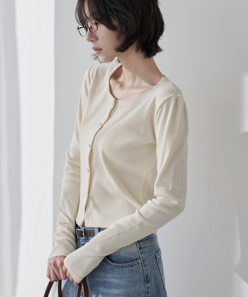 UNE MANSION(ユヌマンション)の「【UNE ORIGINAL】ショルダーパフシルバーボタンワッフル袖ウォーマーカーディガン(カーディガン/ボレロ・レディース・ブラック/アイボリー/グレー/レッド・MEDIUM/SMALL)」の6枚目の写真