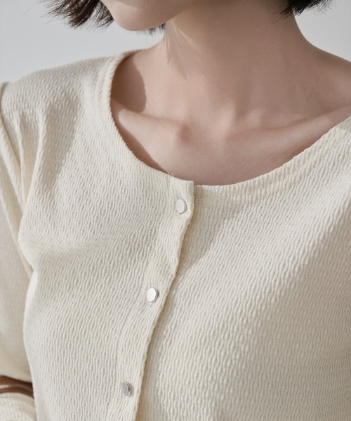 UNE MANSION(ユヌマンション)の「【UNE ORIGINAL】ショルダーパフシルバーボタンワッフル袖ウォーマーカーディガン(カーディガン/ボレロ・レディース・ブラック/アイボリー/グレー/レッド・MEDIUM/SMALL)」の10枚目の写真