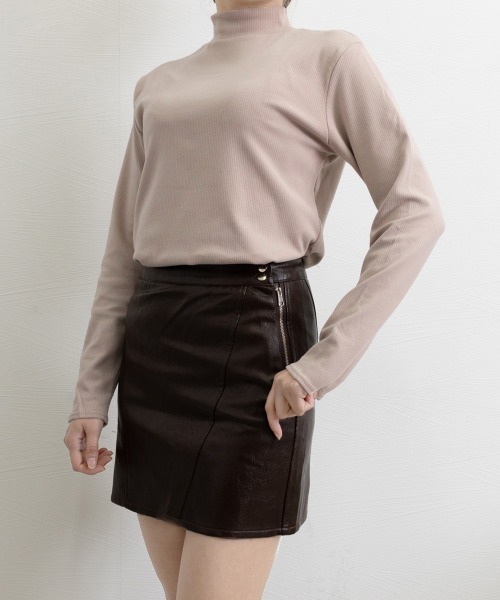 Miniministore(ミニミニストア)の「ベーシックトップス プチハイネック韓国風(Tシャツ/カットソー・レディース・アイボリー/スモークピンク/チャコールグレー/ブラウン/ブラック/ピンクベージュ/ホワイト・FREE)」の6枚目の写真