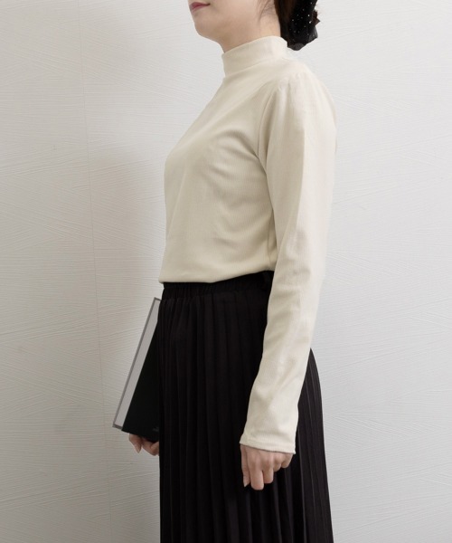 Miniministore(ミニミニストア)の「ベーシックトップス プチハイネック韓国風(Tシャツ/カットソー・レディース・アイボリー/スモークピンク/チャコールグレー/ブラウン/ブラック/ピンクベージュ/ホワイト・FREE)」の12枚目の写真
