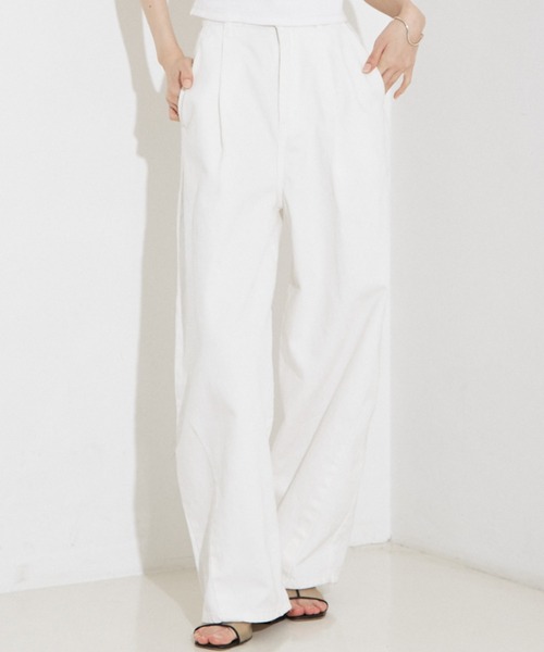 NOMINE（ノミネ）の「タック ボリューム デニムパンツ（デニムパンツ・レディース・ホワイト/ブラック/ブルー・S/M）」の2枚目の写真