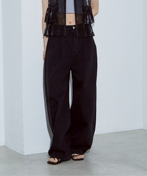 NOMINE（ノミネ）の「タック ボリューム デニムパンツ（デニムパンツ・レディース・ホワイト/ブラック/ブルー・S/M）」の3枚目の写真