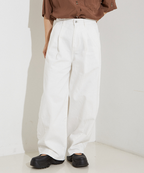 NOMINE（ノミネ）の「タック ボリューム デニムパンツ（デニムパンツ・レディース・ホワイト/ブラック/ブルー・S/M）」の7枚目の写真