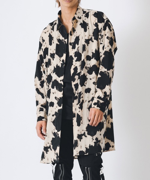 REGIEVO(レジエボ)の「エレガントなロングシャツ(シャツ/ブラウス・メンズ・アイボリー/グレー・LARGE/MEDIUM)」の1枚目の写真