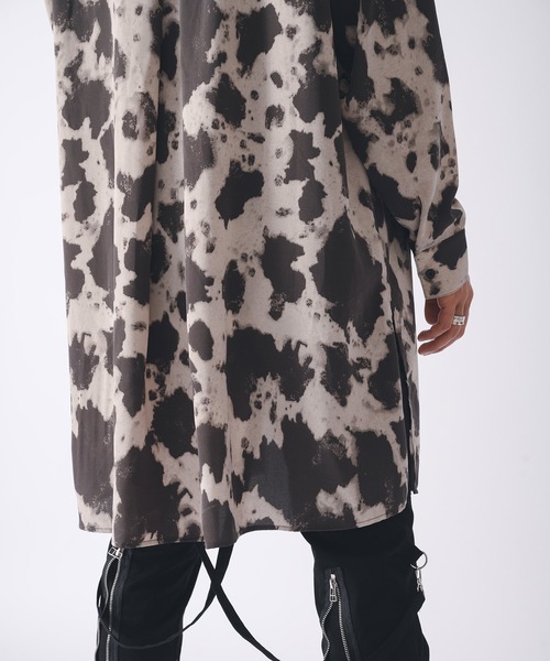 REGIEVO(レジエボ)の「エレガントなロングシャツ(シャツ/ブラウス・メンズ・アイボリー/グレー・LARGE/MEDIUM)」の3枚目の写真