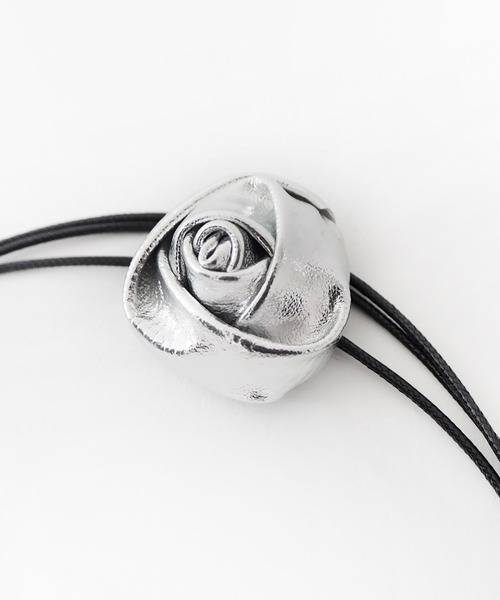 Casselini（キャセリーニ）の「Casselini(キャセリーニ)バラモチーフチョーカー（チョーカー・レディース・シルバー/ブラック・FREE）」の5枚目の写真