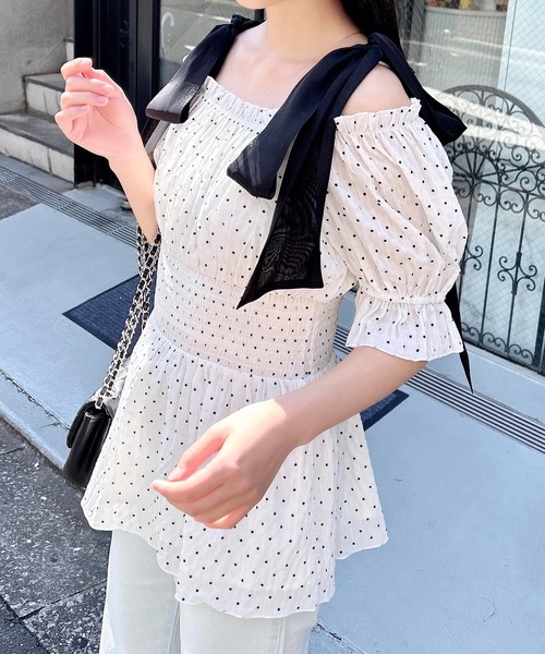 INGNI(イング)の「肩リボンオフショルブラウス(シャツ/ブラウス・レディース・オフホワイト/ホワイト系6/ピンク・M)」の11枚目の写真