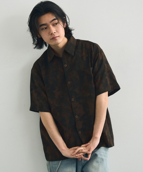 Shoowtime（ショウタイム）の「Big silhouette abstract all-over print draped short-sleeved shirt / ビッグシルエットアブストラクト総柄ドレープ半袖シャツ（シャツ/ブラウス・メンズ・ダークブラウン系/グレー系・X-LARGE/LARGE/MEDIUM）」の2枚目の写真