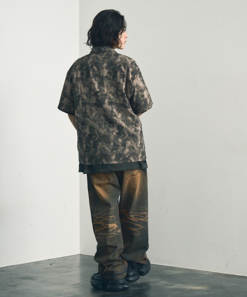 Shoowtime（ショウタイム）の「Big silhouette abstract all-over print draped short-sleeved shirt / ビッグシルエットアブストラクト総柄ドレープ半袖シャツ（シャツ/ブラウス・メンズ・ダークブラウン系/グレー系・X-LARGE/LARGE/MEDIUM）」の5枚目の写真